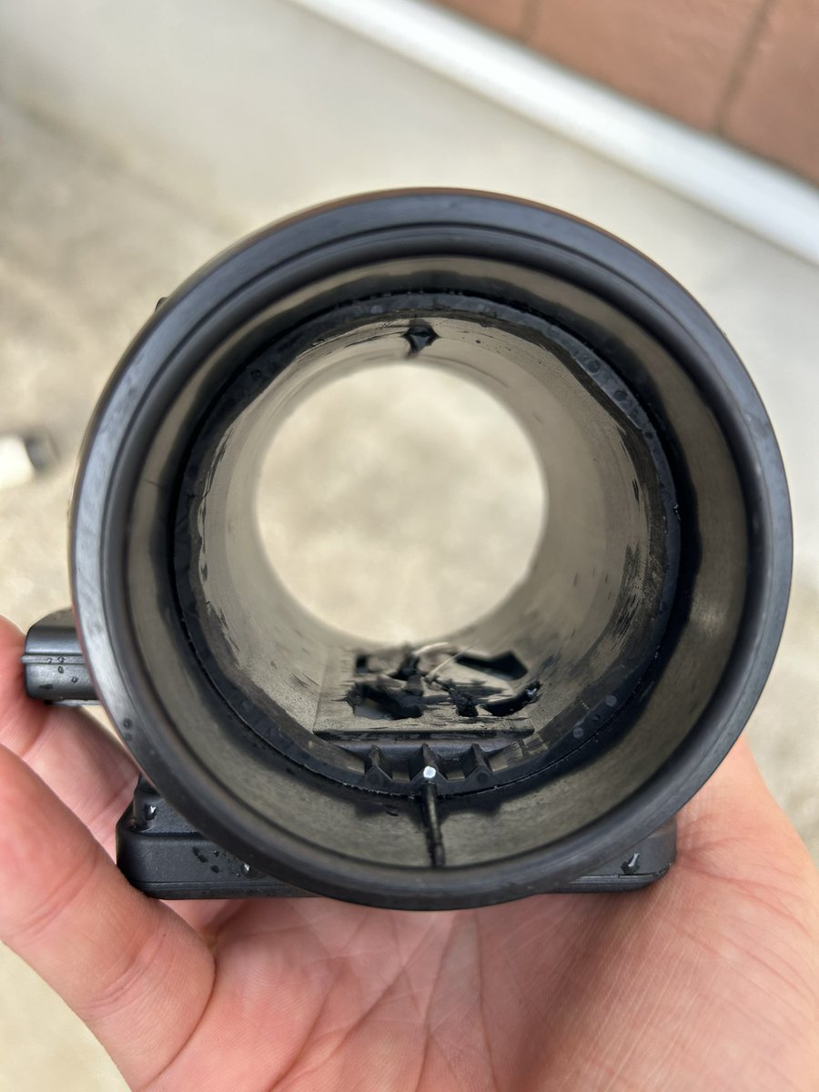 Dジェトロなのにエアフローセンサー付けっぱなしだったから、壊れてるエアフロセンサーいただいて、中くり抜いて吸気抵抗減らした☺️