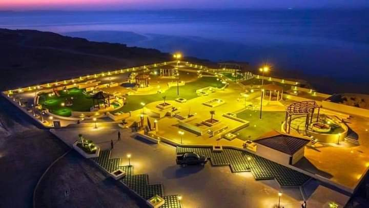 BalochkUpdates's tweet photo. 🚨 Pakistan’s Hidden Gem Alert! 

Gwadar Sunset Park in Balochistan is absolutely stunning. 

Perched on elevated cliffs in the Hammerhead area, this breathtaking spot offers panoramic views of the Arabian Sea, dramatic Gwadar coastline, and fiery sunsets that paint the sky in vibrant colors. 

Paved trails, viewing decks, green lawns, gazebos & family playgrounds  perfect for picnics, photography & peaceful evenings.

One of the best sunset points in Pakistan right now!