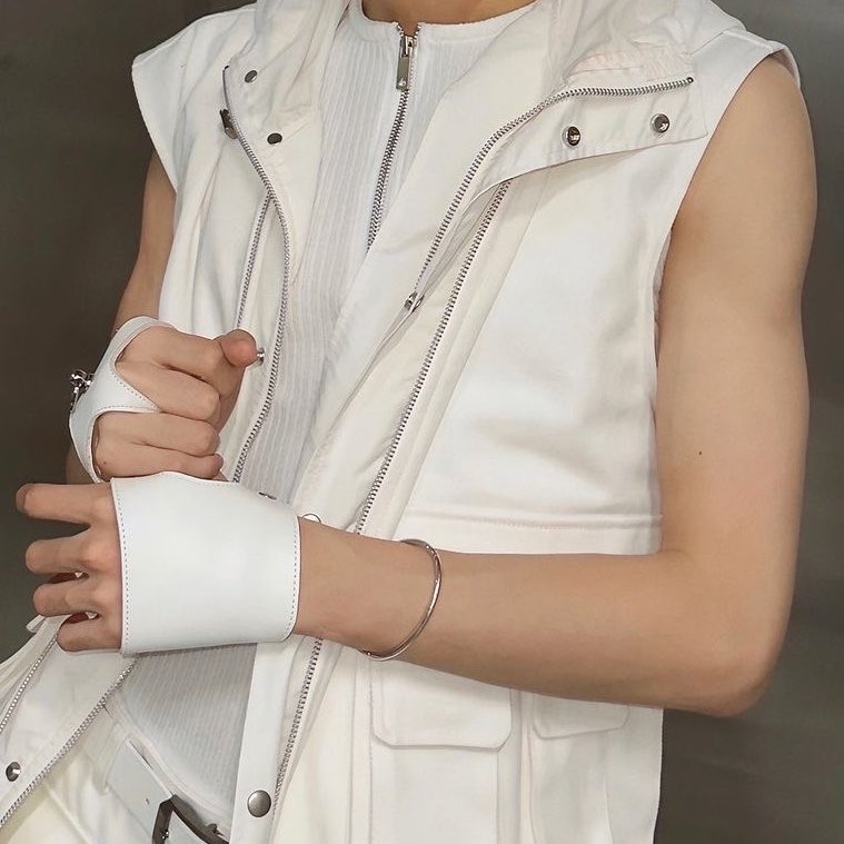 지훈 팔 tweet media