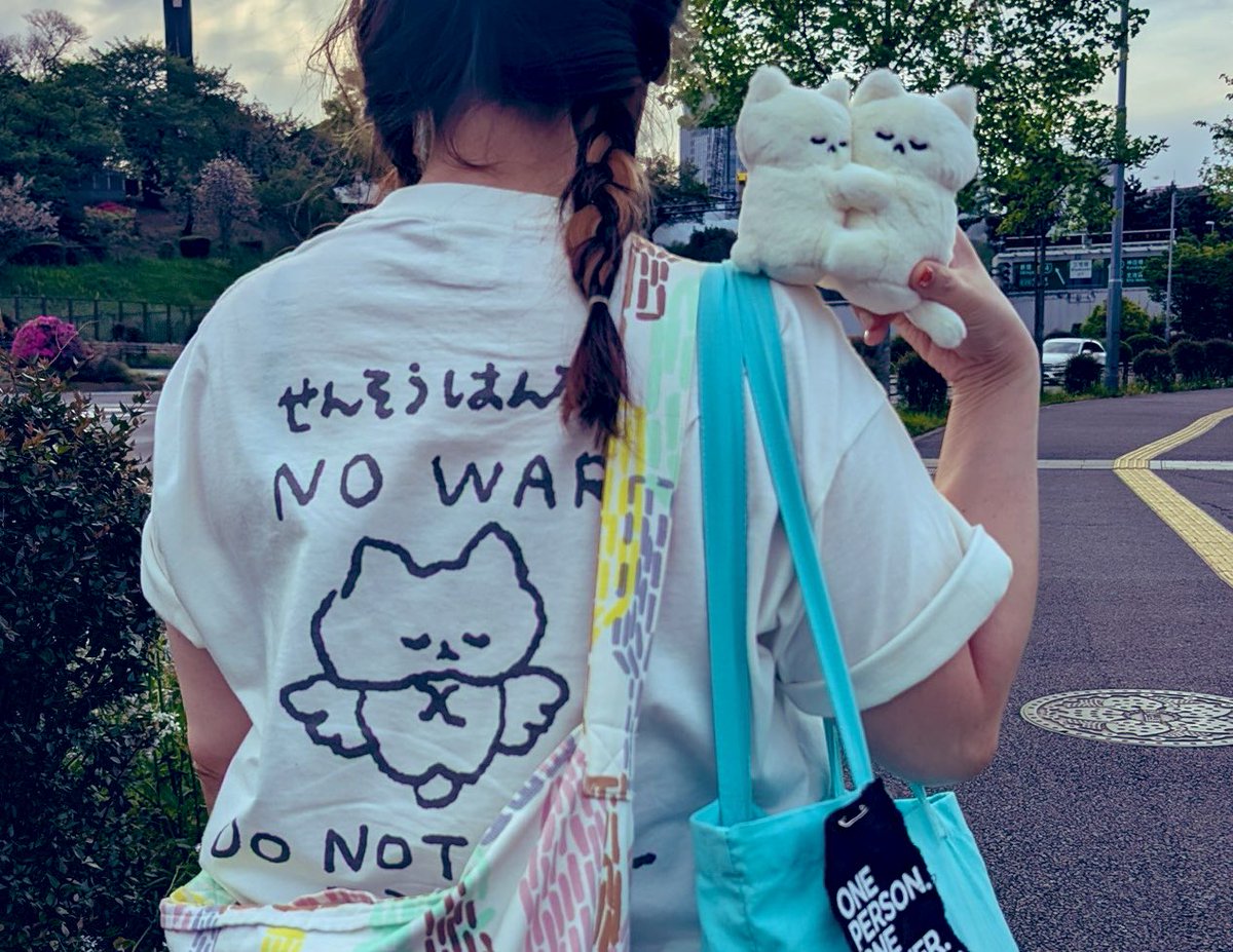 今日は花原史樹さんのせんそうはんたい、ころすなTシャツを着て行ったら、会った人に「そのねこちゃん大好き！」と言われたりしました。うれしい。ねこちゃんのぬいも連れて行きました。
 #国会正門前大行動０４１９