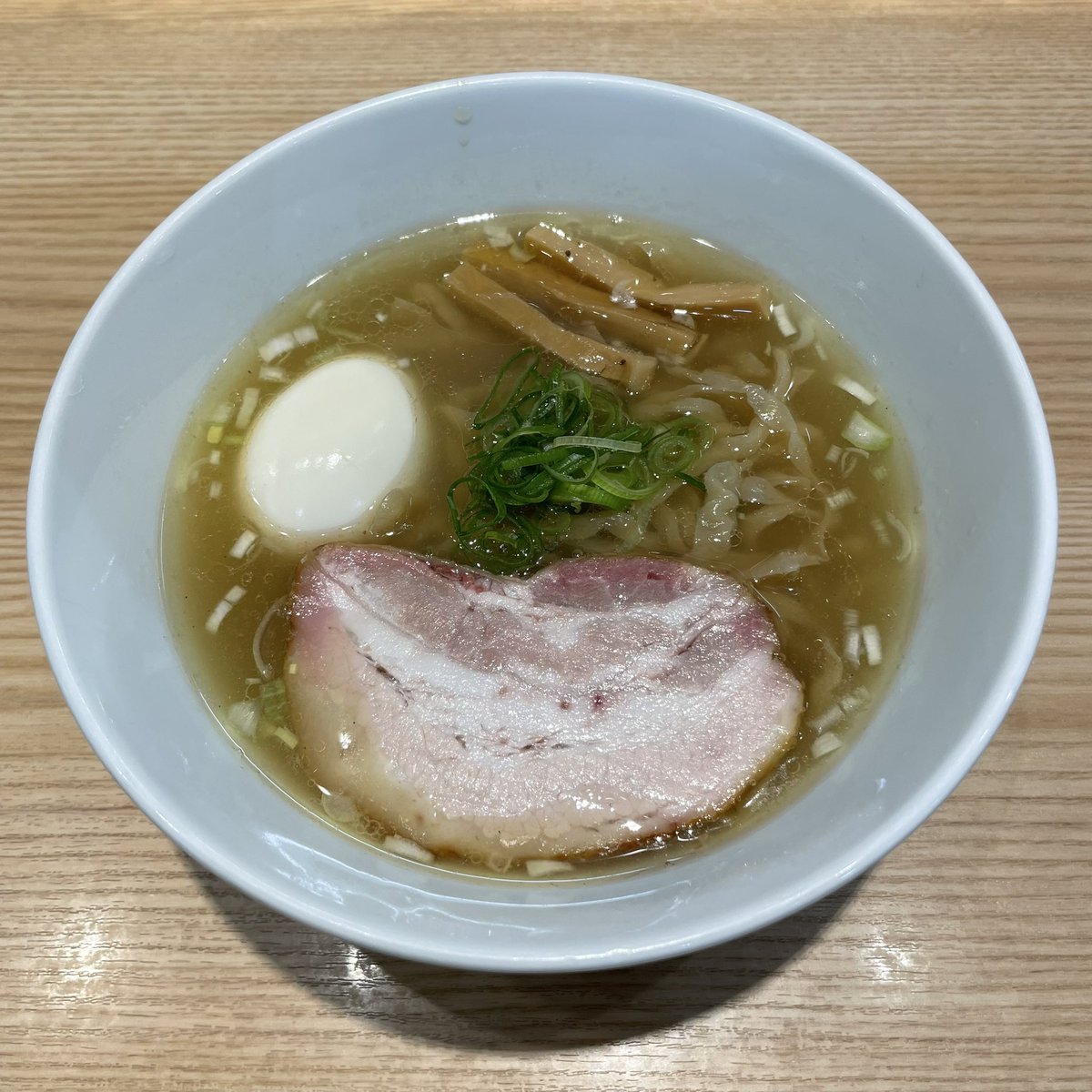 2026-76🤗
【しおらーめん進化 2nd】鶴川
しお味玉らーめん

手揉みされたムニュッと食感の自家製麺は超秀逸💯💯😆鶏豚に節や煮干など多種多様な食材が奏でる分厚いスープの中でも節系の圧倒的な存在感がかなり印象的💯💯😍
まさに足し算の極意のような拘りの一杯で今日もAmazing day!🥰💞💫