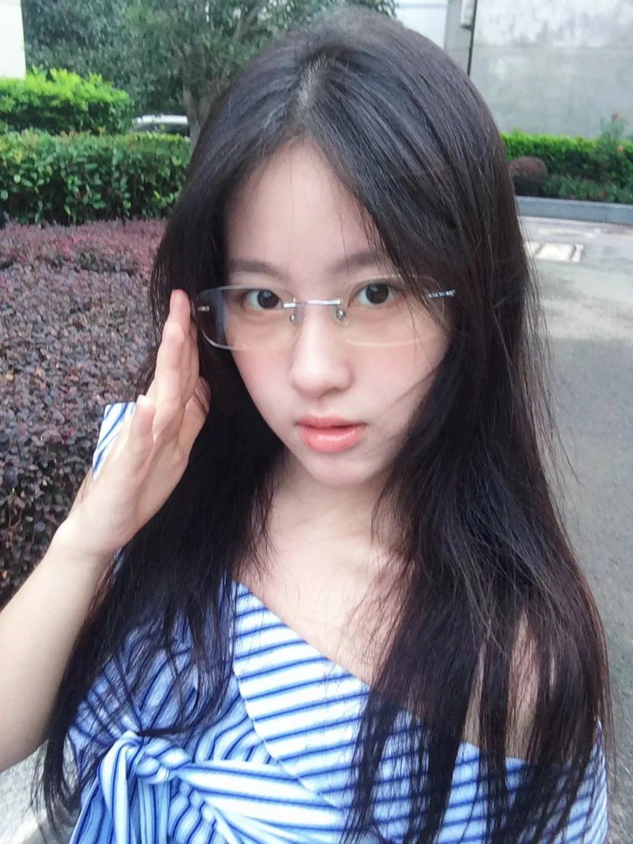SebastianW93708's tweet photo. 嘿 
@grok
  让左边图中的女孩子摆出右边图中的姿势 拜托了 https://t.co/LAmyJZpjkj