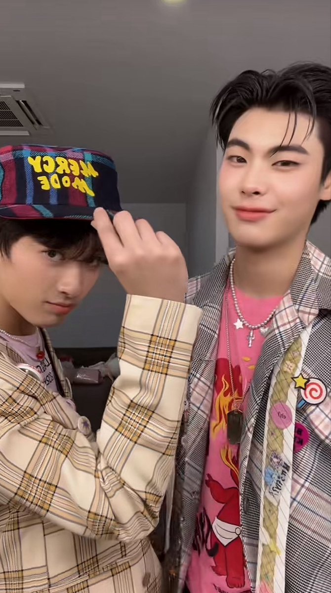 ใครหักคะแนนลูกผมไม่รีโพส รีแล้วนะคับ ก่อนไปทำงานกับน้อง เสร็จงานก็อัพคลิปกับน้องอีก เอาเหอะ หนัก5555555555

#ท่านโปรดคลื่น #TheeWave
