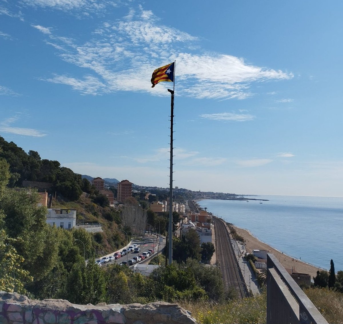 ANCMontgat's tweet photo. Durant la Festa Major de #Montgat l'estelada oneja al vent!!!

@parlamentcat "reconeix l’estelada com a símbol que representa un anhel i una reivindicació democràtica".

@assemblea https://t.co/Y43VLxntle