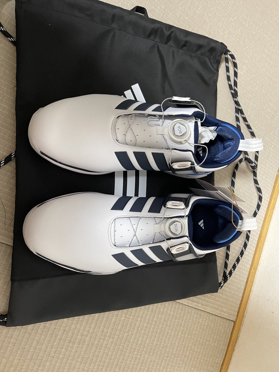 upug17's tweet photo. ゴルフシューズを買った😄
これを履くとボール🏌️が飛ぶそうです😄
ゴルフは他力本願😅 https://t.co/HypNxAURyM