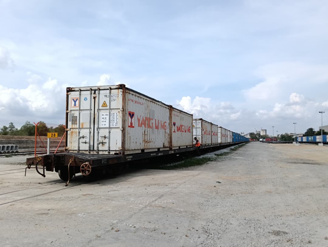 ktm_berhad's tweet photo. SATU LAGI PENCAPAIAN PERKHIDMATAN KARGO KTMB

Tanggal 18 April 2026 mencatat satu lagi detik penting buat Perkhidmatan Kargo KTMB apabila berjaya melaksanakan larian sulung tren kargo dari Tapah ke PGU (Pasir Gudang) - Line 4. https://t.co/jLj4efdhSU