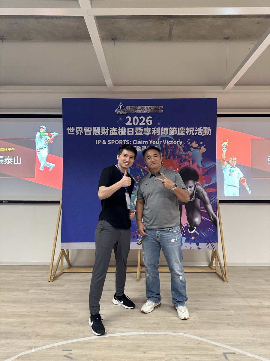 freechen49549's tweet photo. 台湾弁理士会のイベントで台湾プロ野球のレジェンド、本塁打王張泰山と一緒に写真を撮った https://t.co/Hl8JQvlVgl