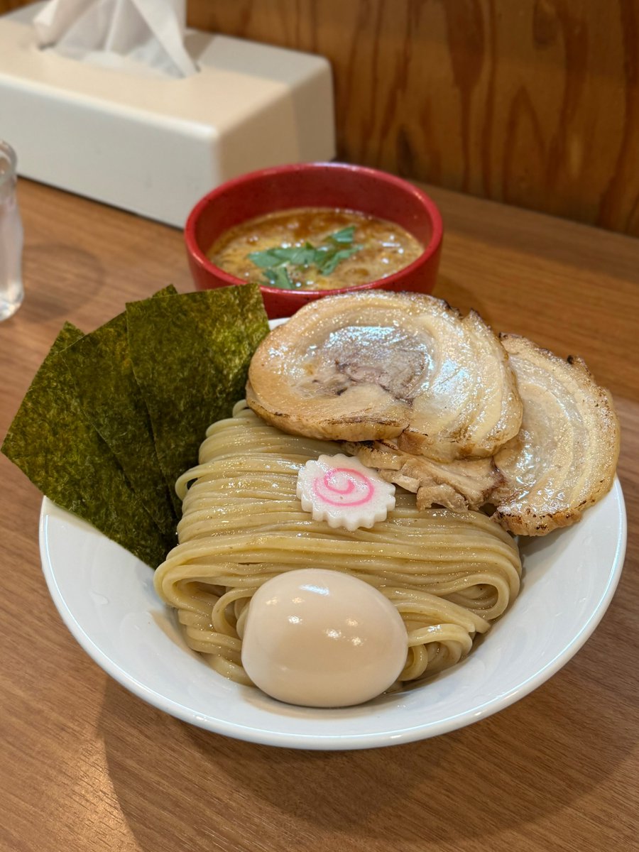 crew_value1's tweet photo. 玉造にある【つけ麺平野】
魚介系の王道のつけ麺なのですが
少し冒険して辛つけ麺を注文
辛い、めっちゃ辛いやん
普通のつけ麺がオススメです

【住所】
大阪市東成区東小橋1-1-6 https://t.co/bskSysjEzb