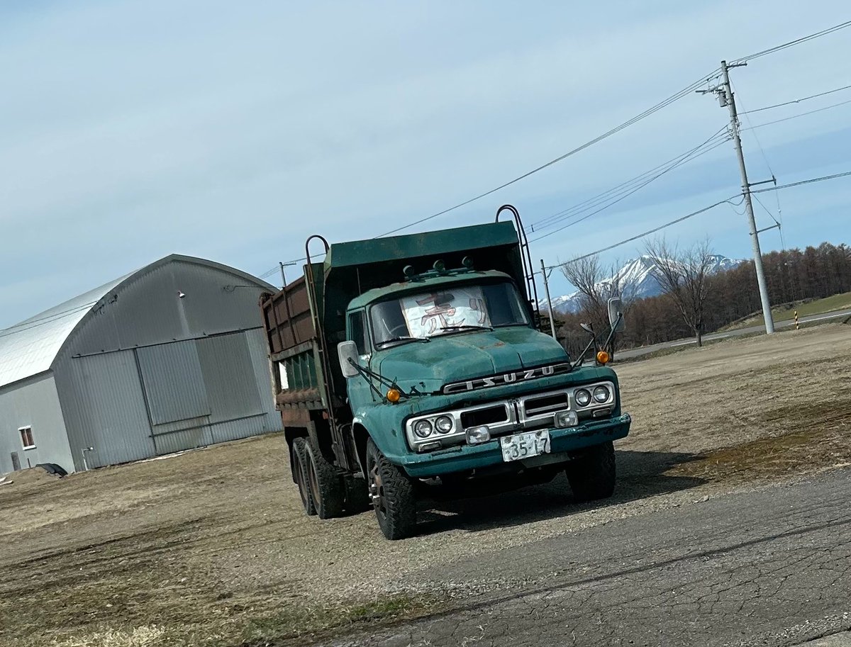 中標津にずっとあるボンネットダンプ
いくらするのかしらんがずっと売れてない😅
時々場所変わったり荷台上げたあったりするから動くには動くみたい