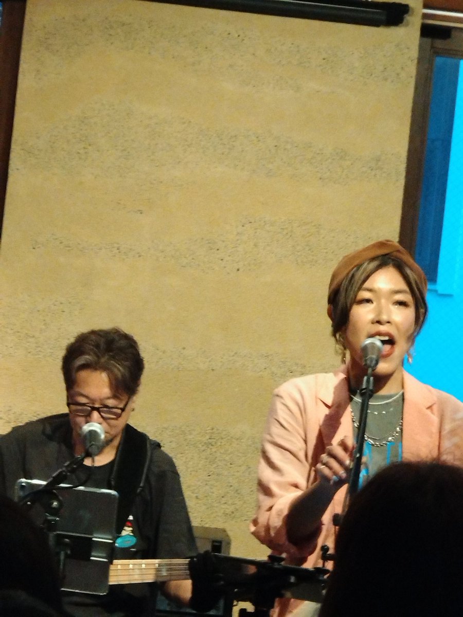 AJoqaovn8PSUnDG's tweet photo. いつもは  #庄最愛夏 のLIVEなどの
コーラスで聴いてるのみだったけど
本日はメインとして #富岡美保 の歌声を溝の口のneoneraへー
80’sの洋楽、邦楽をパワフルな歌声で
しかも約3時間近くで大満足な日に🙂
 #来生たかお さんの「 #夢の途中」 は母親が好きだったなぁ

@tomie1981 https://t.co/npEo1Wirhf