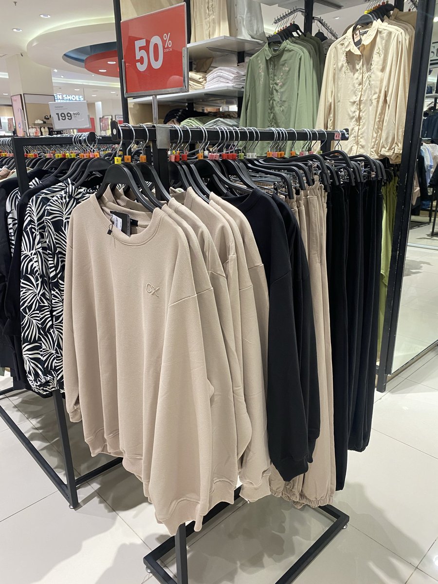 keshikiayame's tweet photo. kalo pusing keliling mending ke matahari aja lengkap dari sepatu, tas, BH, baju pesta, kaos, baju santai lengkap di situ😭 

dan materialnya bagus kok
Ada yang aku beli 10 tahun lalu masih bisa dipake https://t.co/uTXeU1MOev