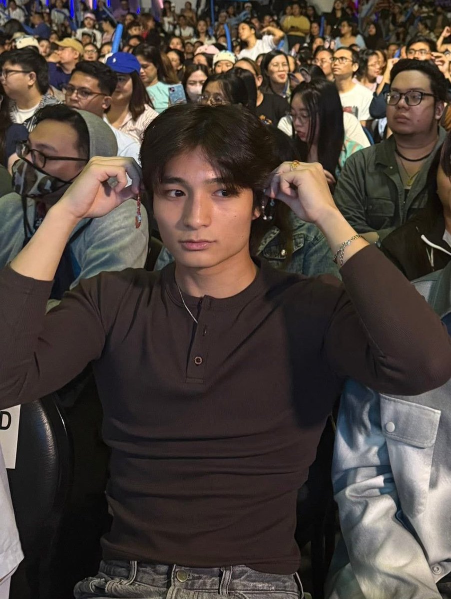 solacetineee's tweet photo. joaquin sighting for tonight, my heatquin heart🥺🫶 enjoy the concert joaqs

#JoaquinArce | #LelQuin https://t.co/73h2e3uvOi