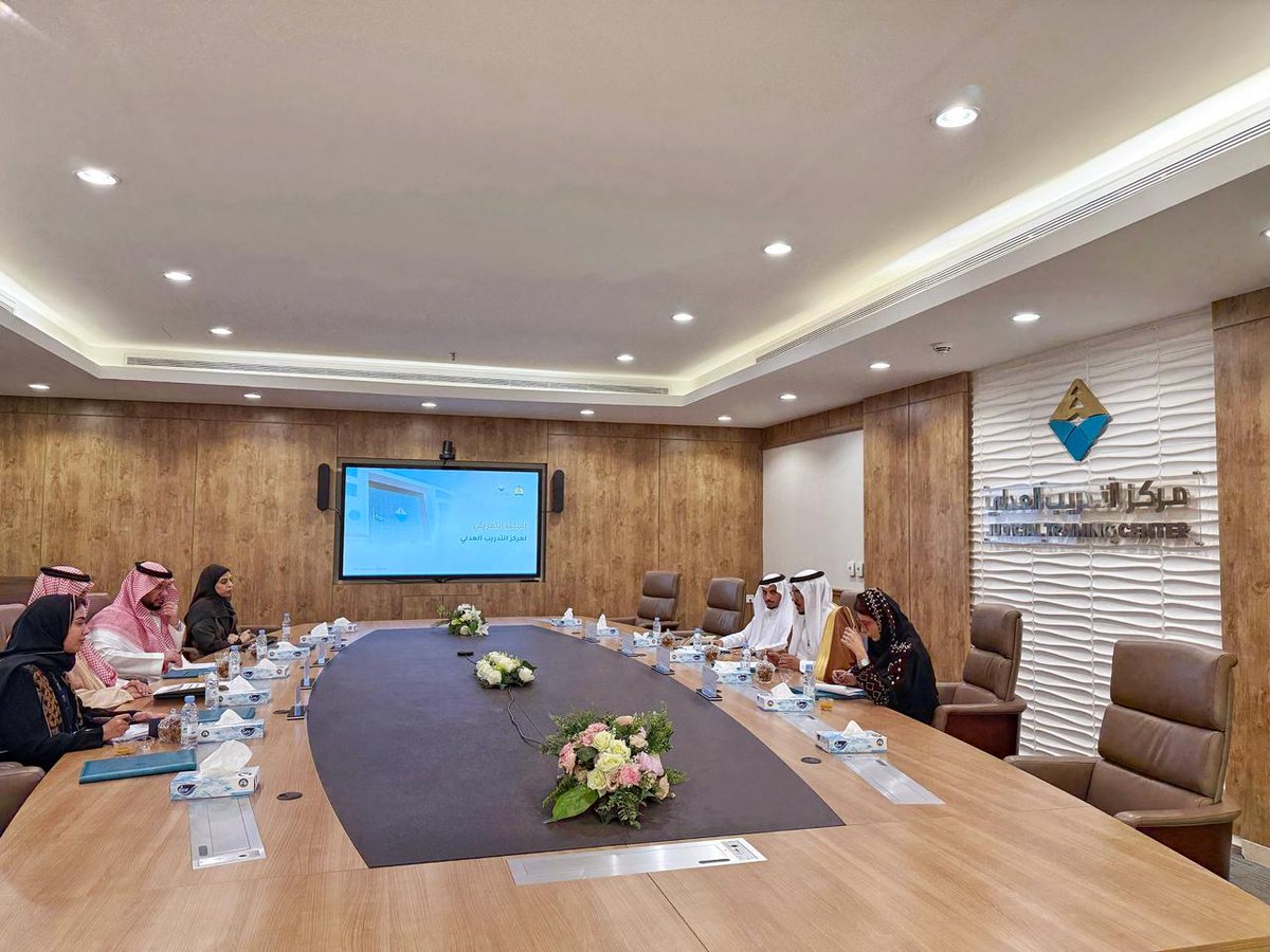 تعزيزًا للتعاون الدولي في مجال العدالة وحقوق الإنسان قام وفد #الهيئة_الدائمة_المستقلة_لحقوق_الإنسان بزيارة مركز التدريب العدلي بوزارة العدل في مدينة الرياض برئاسة سعادة المدير التنفيذي الدكتور هادي بن علي اليامي حيث التقى بسعادة مدير عام المركز الدكتور محمد الشلفان.

واستعرض