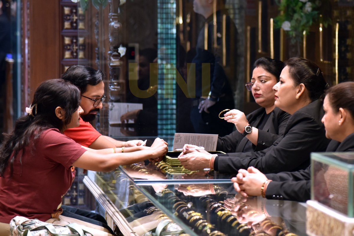 UNI_Photos's tweet image. In Photos | People purchase gold on the occasion of Akshaya Tritiya at a jewellery shop in Delhi.

📸: Ritik Jain / UNI

#AkshayaTritiya | #Gold | #Jewellery | #Delhi | #AkshayaTritiya2026 | #UNI