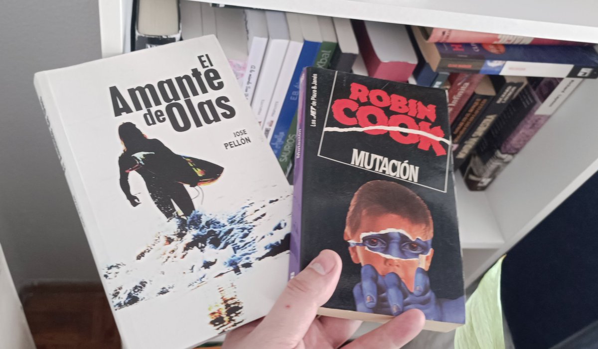 Compras de hoy en el mercadillo de Mieres. El de "Mutación" ya lo tenía con otra carátula, pero me mola mucho. "El amante de olas" no lo conocía, he leído un poco ahora en una cafetería mientras mi criaturita bebía un cacaolat, y guay.