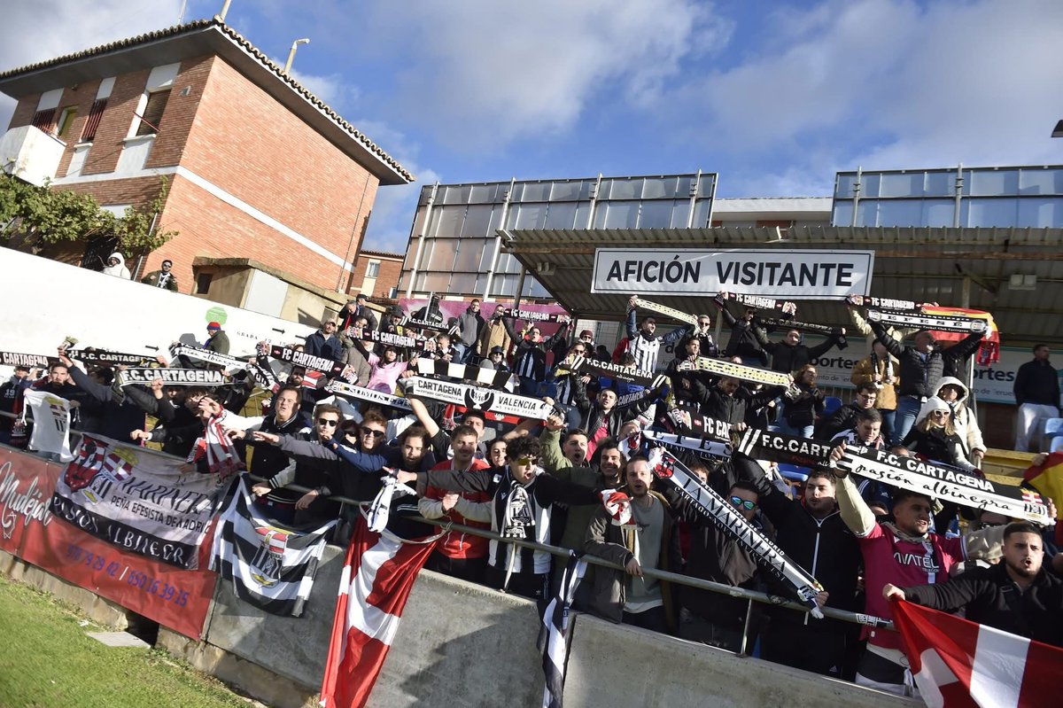 📍¿Estás en Elda hoy? 🏳️🏴

📸 Sube una foto con tu camiseta o bufanda con el hashtag #MareaAlbinegra .

#VamosEfesé ⚪️⚫️