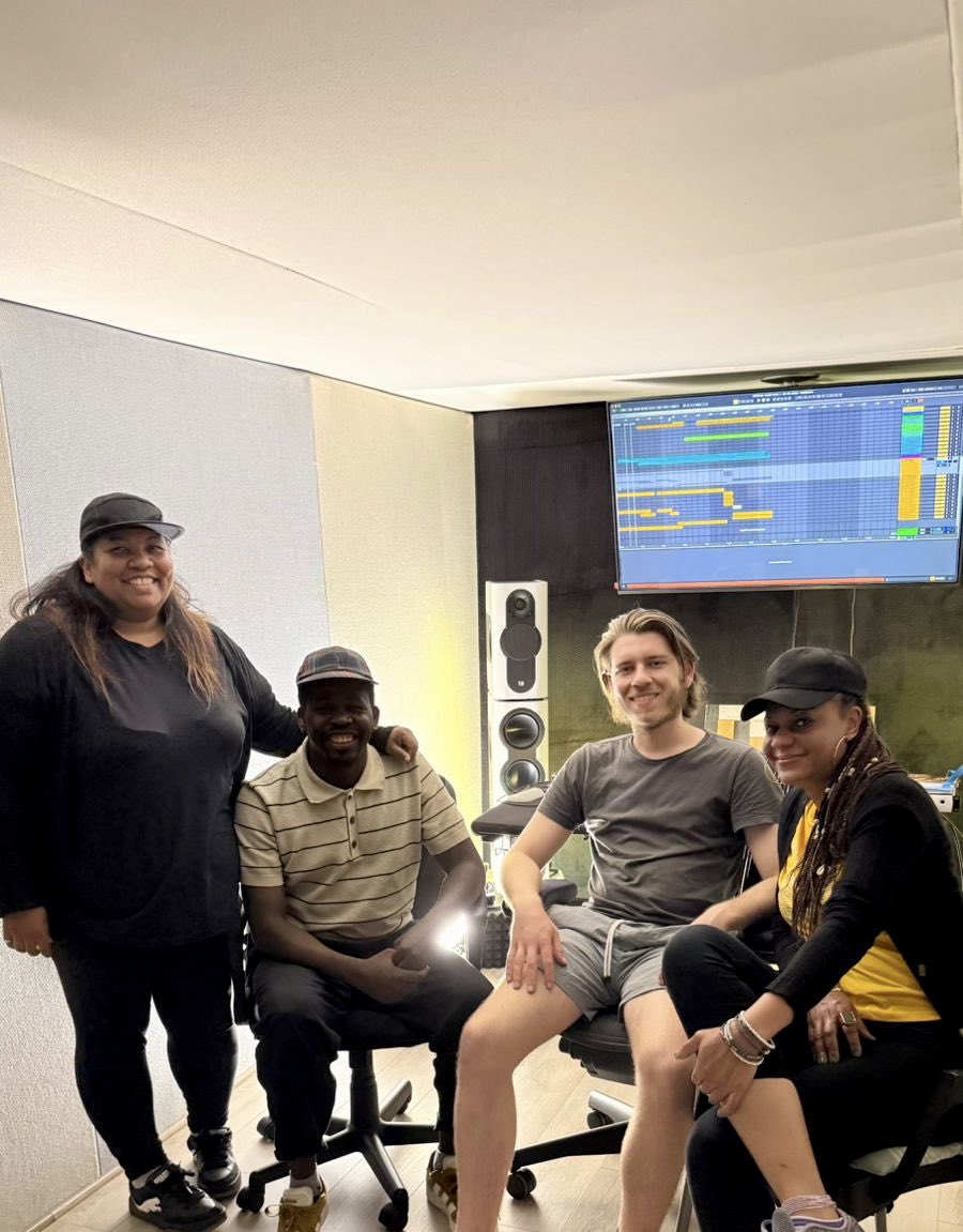 dianabada's tweet image. Collaborating with my brother 💜💜💜 of @amojoafrica productions, stay tuned - afrotech  EP - KWAFRO volume 1 by @twoburna.za coming soon! 💫
Big thanks to @mixroomstudios  for the recording session

#afrohouse 
#afrotech 
#africanmusic ✨✨🎶
#lagos  
#capetown