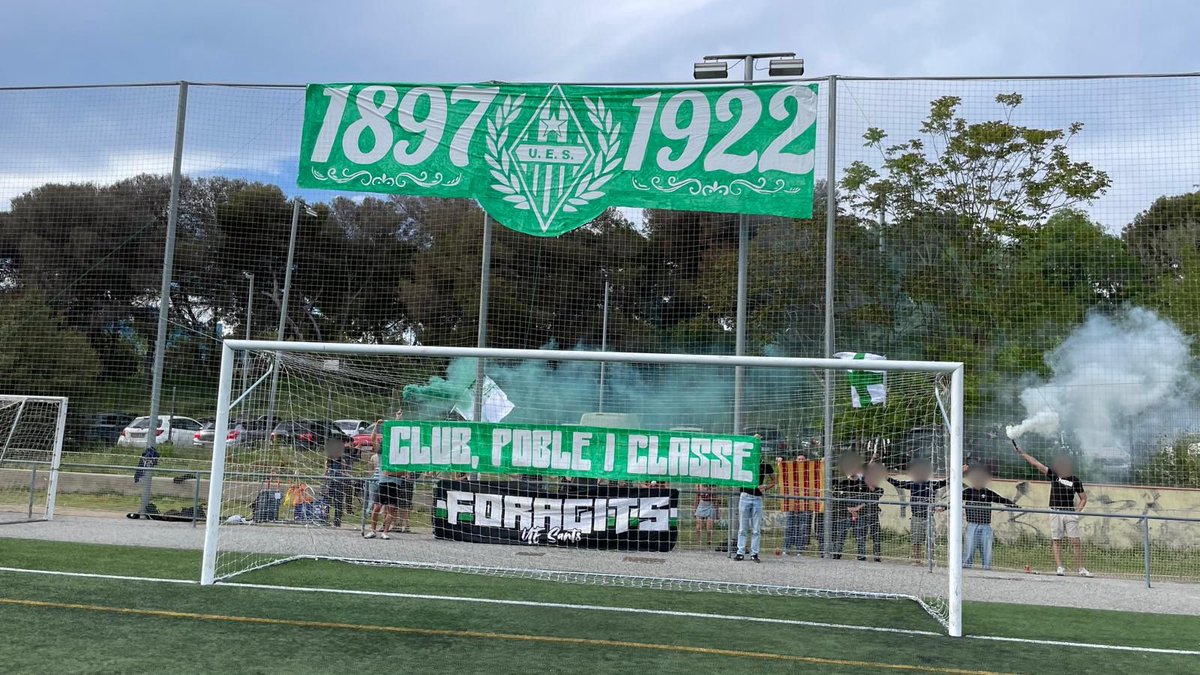 foragits's tweet photo. 18/04/2026
SANTS - Pirinaica

Ahir Foragits va fer el seu primer TIFO commemorant dues dates que ens han marcat com a barri. Un 20 d'abril de 1897 Sants passava a ser un barri de Barcelona, i l'any 1922 va néixer la gloriosa Unió Esportiva de Sants.

Sempre amb tu, SANTS! https://t.co/oB8YwphtJ0