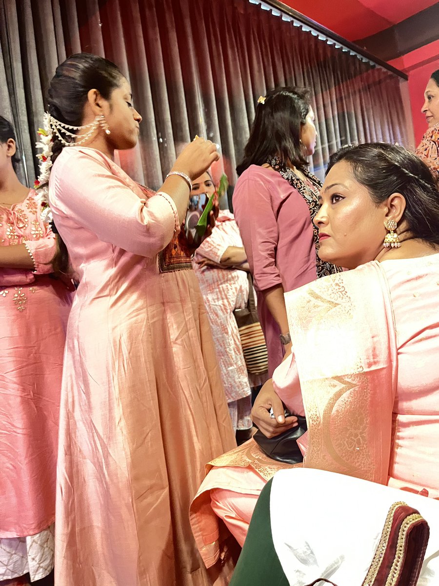 という事でスタジオに来てみた。渋谷のワークルみたいに色々な部屋があって色々なダンスの人がいるみたい。
ピンククルタ指定なもんで行き先が一緒だとすぐ分かる。このアウェイ感久々だな。1人も知っている人がいないなんて！