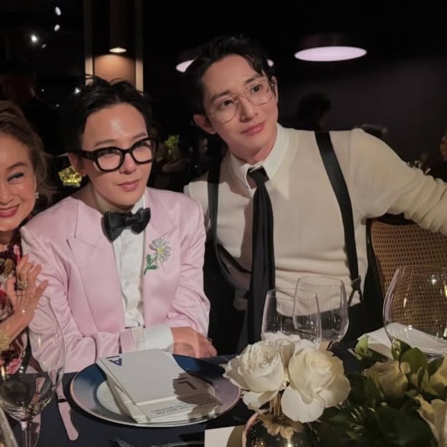 seungt0phyun's tweet image. new photos of gdragon and lee soohyuk together at LAMCA 🤍

via @ lisajoynolan
#GDRAGON #GD #지드래곤 #지디