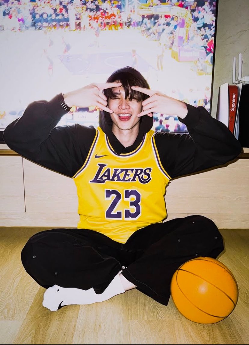 KratingMeenicha's tweet photo. Ohhh jearsey couple 8 77 sama bunga nya udahh tinggal tiket NBA nya ajaa ya ? 

semangatt kerja nya abanggg @KRATINGGG , si cantiik gue udah excited bangettt nih https://t.co/h4pkTtU2er