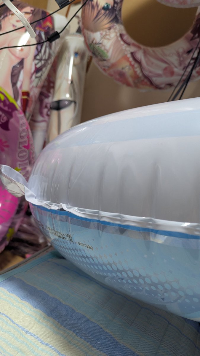 takenoko_sio's tweet photo. ってことで、
サクラ空ビさん(@SAKURAINFLATABL)所の艶島さくらの浮き輪(115cm2気室)
膨らませﾏｰｼﾀ
君、なんか太いねぇﾜｧ迫力すごい
それ以外は表面に栓が付いてたり、注意書きだったり
一昔前の公式浮き輪に近い印象を受けるしゅごい出来(語彙力
最高や
ただ2点、文句を言いたいとこがあって https://t.co/uVIlc4UQna