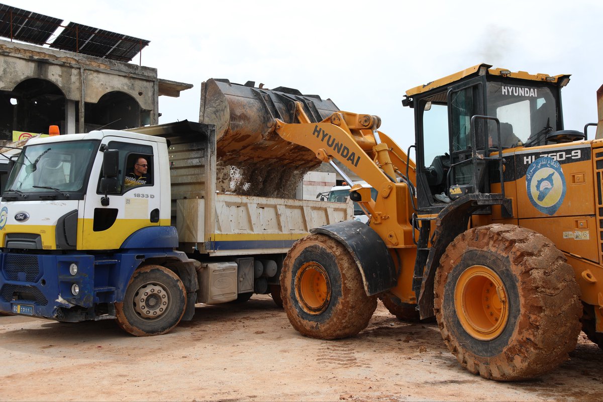 RaedAlSaleh3's tweet image. ضمن خطة التعافي، وبتوجيهات من فخامة رئيس الجمهورية، نواصل في وزارة الطوارئ وإدارة الكوارث إطلاق مشاريع إزالة الأنقاض، واليوم من منطقتي جبل سمعان الشمالية وإعزاز نطلق مشروعاً لإزالة أكثر من 550 ألف متر مكعب من الأنقاض خلال 6 أشهر، في أكثر من 30 مدينة وبلدة، بحضور محافظ حلب السيد