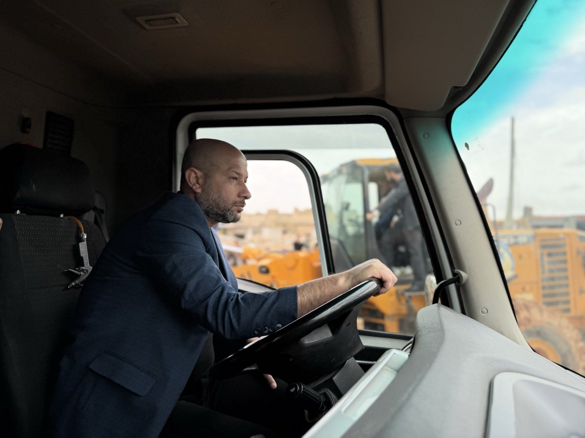 RaedAlSaleh3's tweet image. ضمن خطة التعافي، وبتوجيهات من فخامة رئيس الجمهورية، نواصل في وزارة الطوارئ وإدارة الكوارث إطلاق مشاريع إزالة الأنقاض، واليوم من منطقتي جبل سمعان الشمالية وإعزاز نطلق مشروعاً لإزالة أكثر من 550 ألف متر مكعب من الأنقاض خلال 6 أشهر، في أكثر من 30 مدينة وبلدة، بحضور محافظ حلب السيد