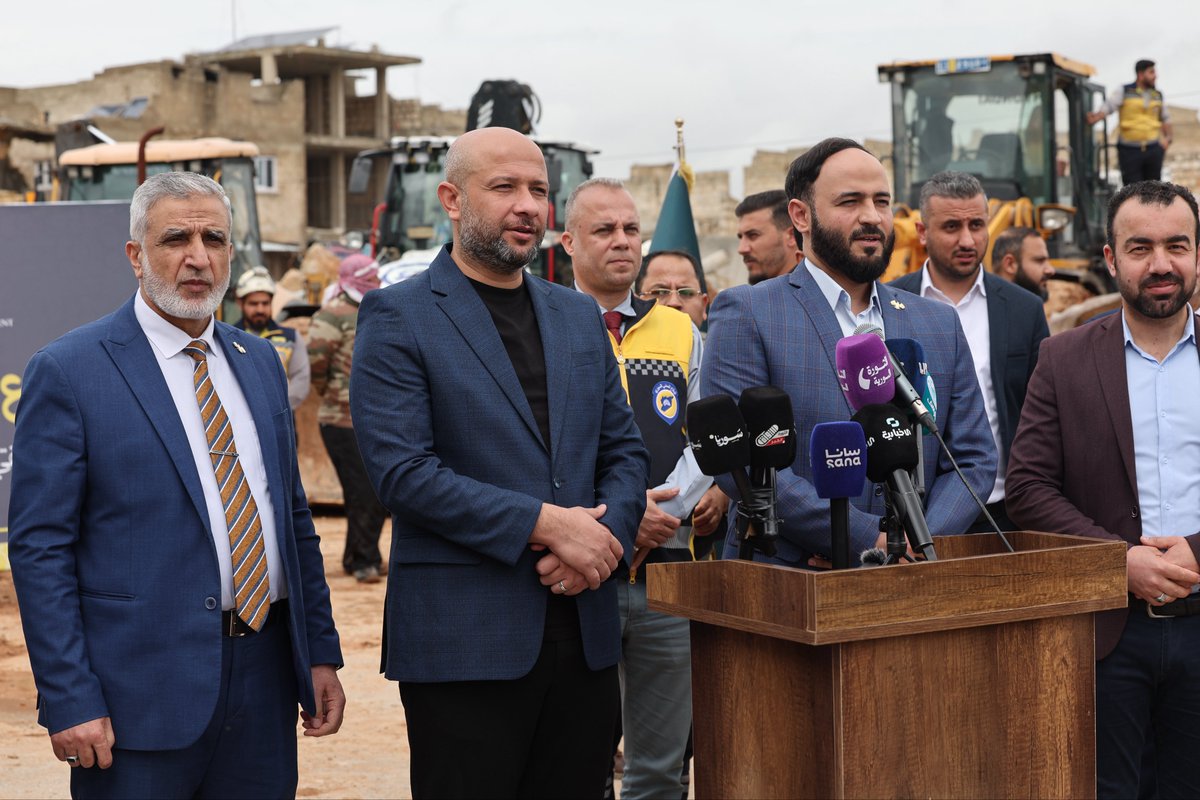 RaedAlSaleh3's tweet image. ضمن خطة التعافي، وبتوجيهات من فخامة رئيس الجمهورية، نواصل في وزارة الطوارئ وإدارة الكوارث إطلاق مشاريع إزالة الأنقاض، واليوم من منطقتي جبل سمعان الشمالية وإعزاز نطلق مشروعاً لإزالة أكثر من 550 ألف متر مكعب من الأنقاض خلال 6 أشهر، في أكثر من 30 مدينة وبلدة، بحضور محافظ حلب السيد