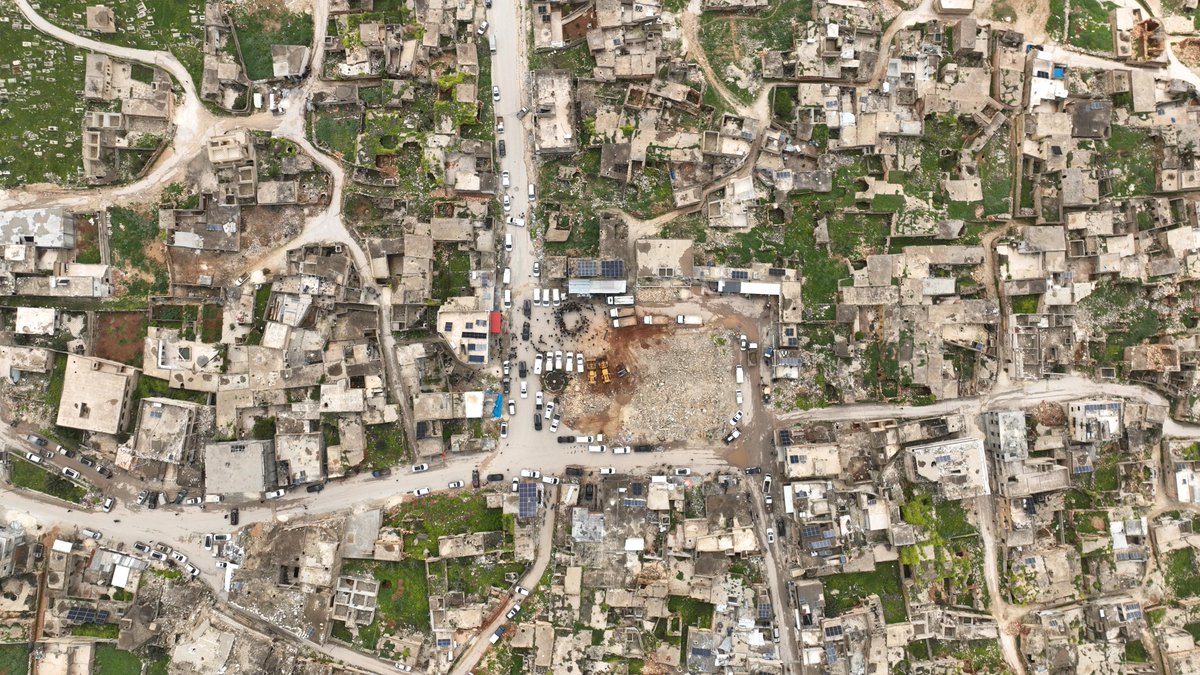 RaedAlSaleh3's tweet image. ضمن خطة التعافي، وبتوجيهات من فخامة رئيس الجمهورية، نواصل في وزارة الطوارئ وإدارة الكوارث إطلاق مشاريع إزالة الأنقاض، واليوم من منطقتي جبل سمعان الشمالية وإعزاز نطلق مشروعاً لإزالة أكثر من 550 ألف متر مكعب من الأنقاض خلال 6 أشهر، في أكثر من 30 مدينة وبلدة، بحضور محافظ حلب السيد