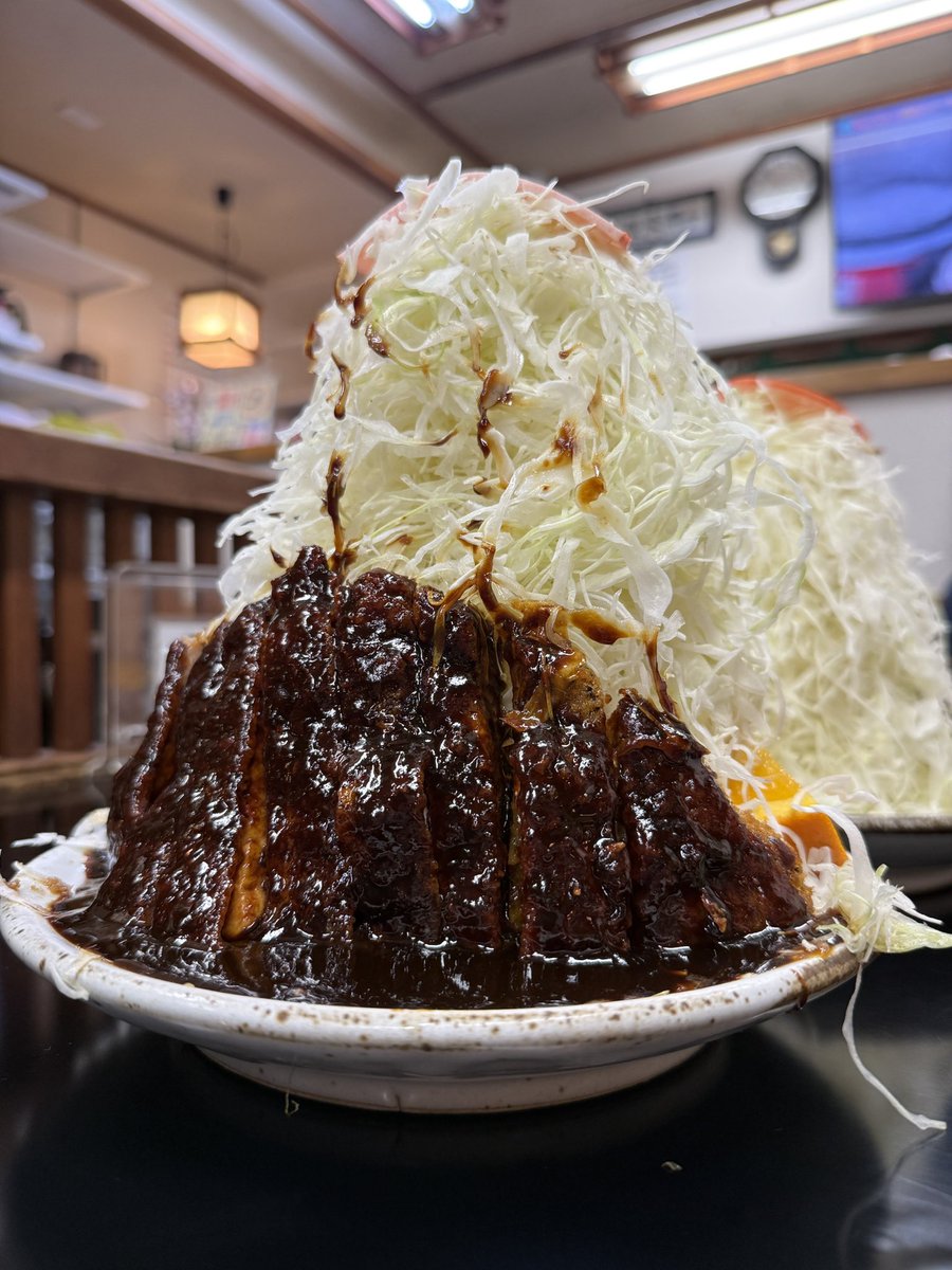 bblueslice's tweet photo. 変わる廃墟展名古屋会場にご来場いただいた方、ありがとうございます！

来週26日まで開催しておりますので、まだお越しでない方も是非お越しください

本日は30cmキャベツ盛りの味噌カツで締めとさせていただき、名古屋をおいとまします
おつかれさまでしたー https://t.co/SKpVY4p85h
