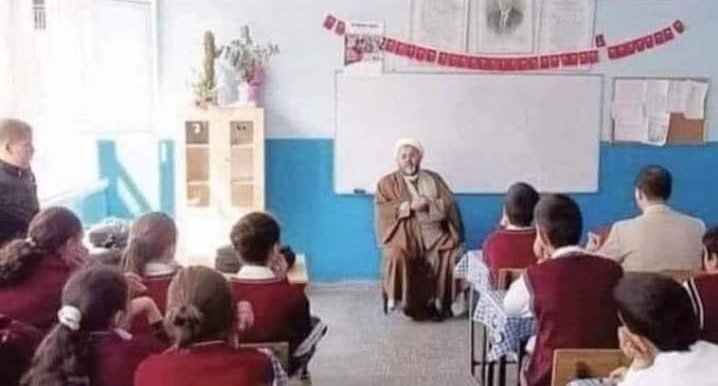 Milli eğitimsiz bakanı..
Bu yobazların okullarımızda ne işi var..?
Ne yapmaya çalışıyorsunuz..?
Ne yaparsanız yapın, ilk seçimde sizi tarihin tozlu raflarına göndereceğiz.
4 duvar arasında ömrünüz geçip gidecek.