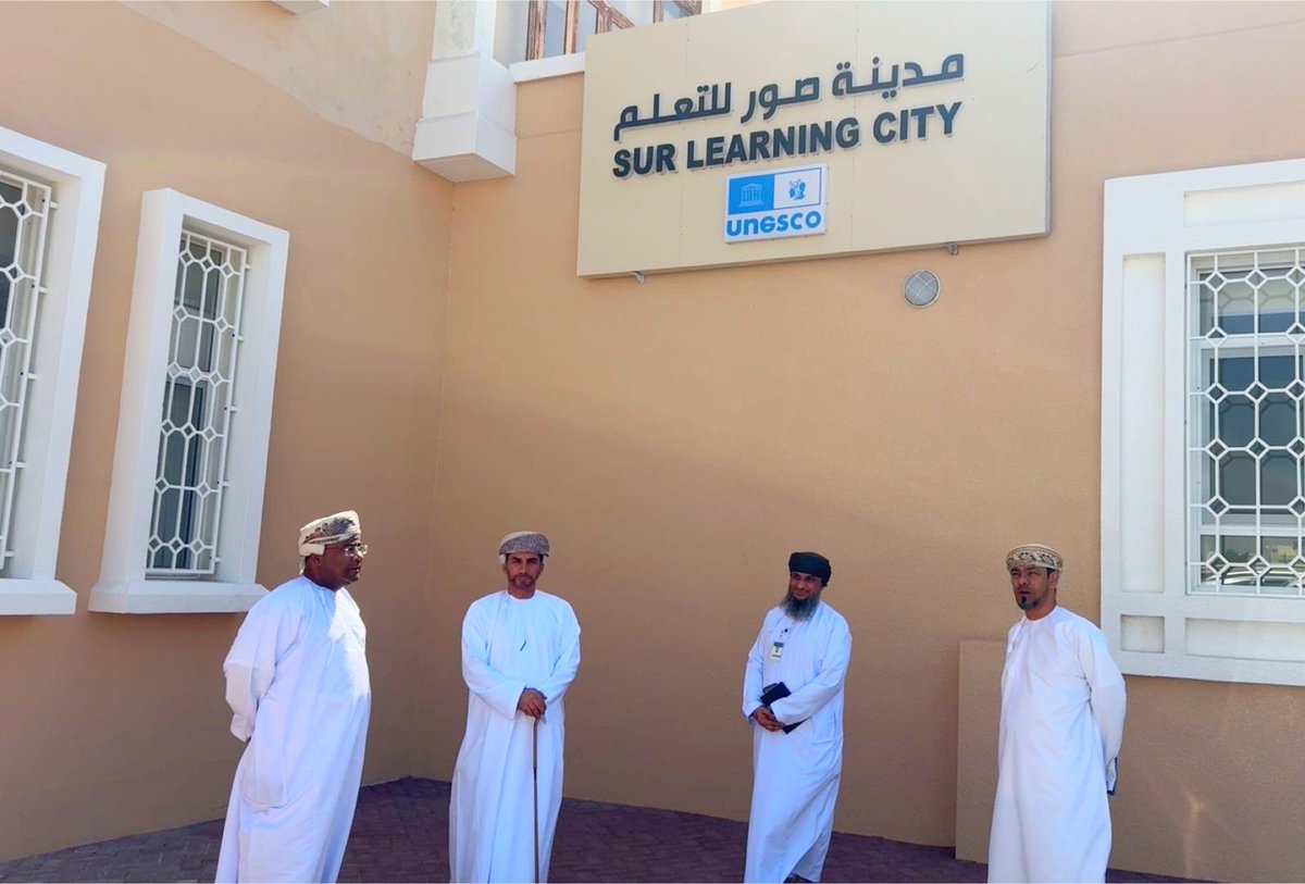EduGovSsq's tweet photo. قام سعادة الشيخ الدكتور هلال بن علي الحبسي، والي صور ورئيس اللجنة الرئيسية لمدينة صور للتعلّم، بزيارة مكتب مدينة صور للتعلّم صباح اليوم الأحد، وذلك برفقة الدكتور نجيب القلهاتي، عضو ومقرر اللجنة الرئيسية.
​وكان في استقباله الأستاذ عبد الله بن علي الفوري المدير العام، والأستاذ محمد العلوي رئيس قسم العلاقات، وأعضاء اللجنة: الأستاذة منيرة السناني، والأستاذة فخرية العلوي، والأستاذة فاطمة الفارسي؛ حيث اطّلع سعادته على سير العمل في المدينة، واستمع إلى عرضٍ مفصل حول أبرز الجهود والمبادرات المنفذة.
​وقد أشاد سعادته بالجهود التي تبذلها المديرية في سبيل جاهزية المكتب، مثمنًا مستوى التنظيم والعمل المنجز، ومؤكدًا في الوقت ذاته على أهمية إبراز دور مدينة صور للتعلّم من خلال تفعيل وتسليط الضوء على المبادرات المطروحة بما يعزز من أثرها التربوي والمجتمعي.
​كما شهدت الزيارة مناقشة عددٍ من الموضوعات الحيوية، لا سيما المبادرات المقدّمة من المؤسسات الحكومية، وسبل دعمها وتطويرها، بما يسهم في تحقيق الأهداف التعليمية المنشودة، والارتقاء بجودة الأداء المؤسسي.
​وتأتي هذه الزيارة في إطار حرص سعادته على المتابعة الميدانية المستمرة، وتعزيز أواصر التعاون والتكامل بين مختلف الجهات المعنية، بما يدعم مسيرة التنمية ويواكب تطلعاتها المستقبلية.