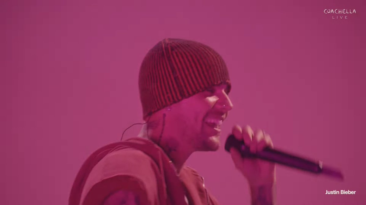 Ustedes no entienden lo que significa verlo sonreír así en un escenario después de tantos años de verlo llorar 

#bieberchella