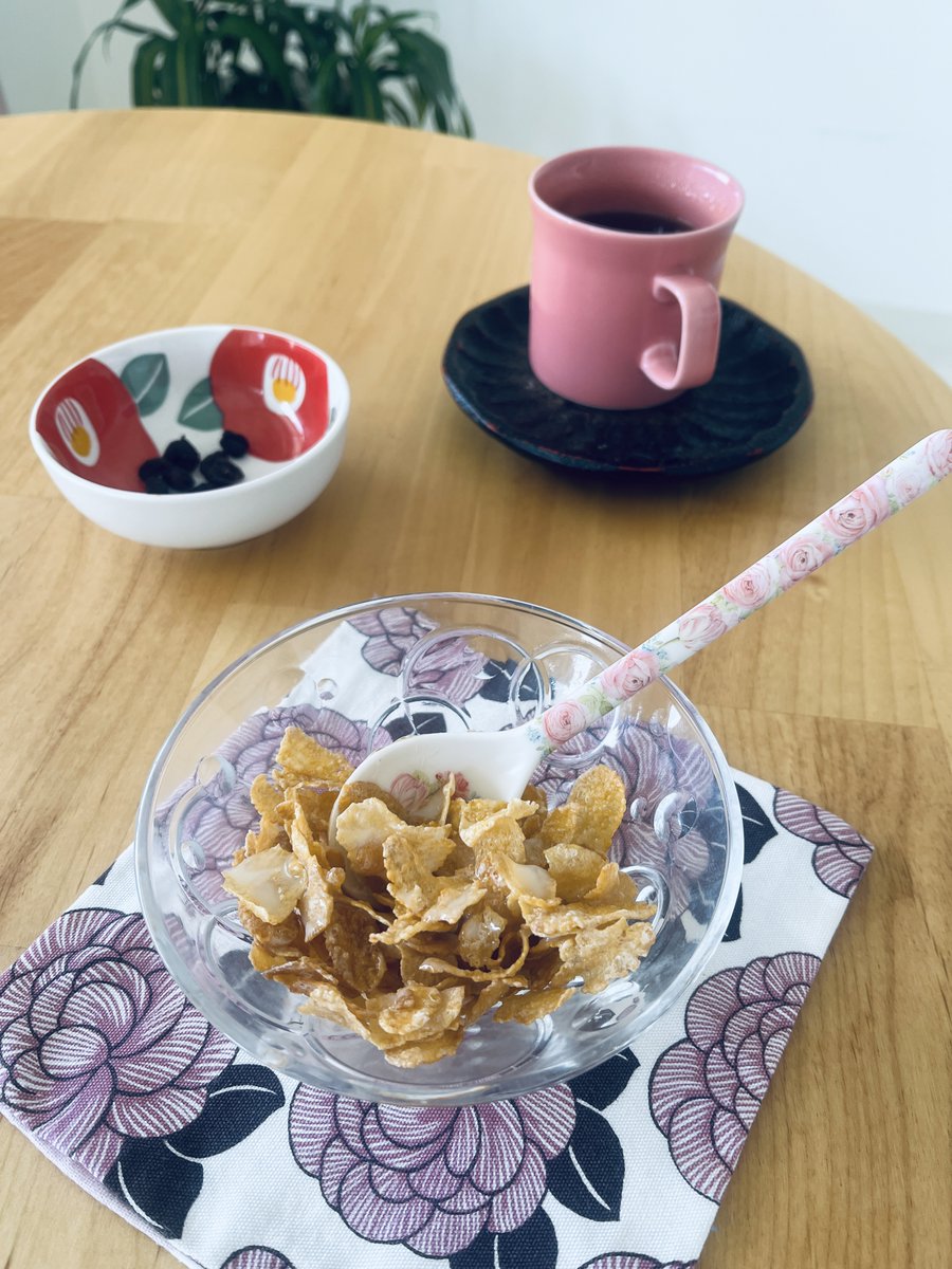 asadakoramu's tweet image. では早速、iPhoneとオリンパス PEN E-PL2📷️で、同じアングルで撮影した写真を公開 ٩(｡•ω&amp;lt;｡)و

今朝、ケロッグのコーンフレーク、フロスティ食べたかったんですが。