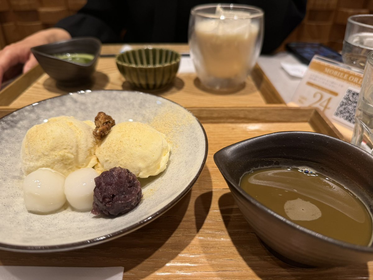 a24k2's tweet photo. クソっ！
用事があって大阪駅周りウロウロしてたら流行ってるっぽいカフェなんかに入ってしもたやないか！男俺だけやないか！ https://t.co/QogRGqs7R7