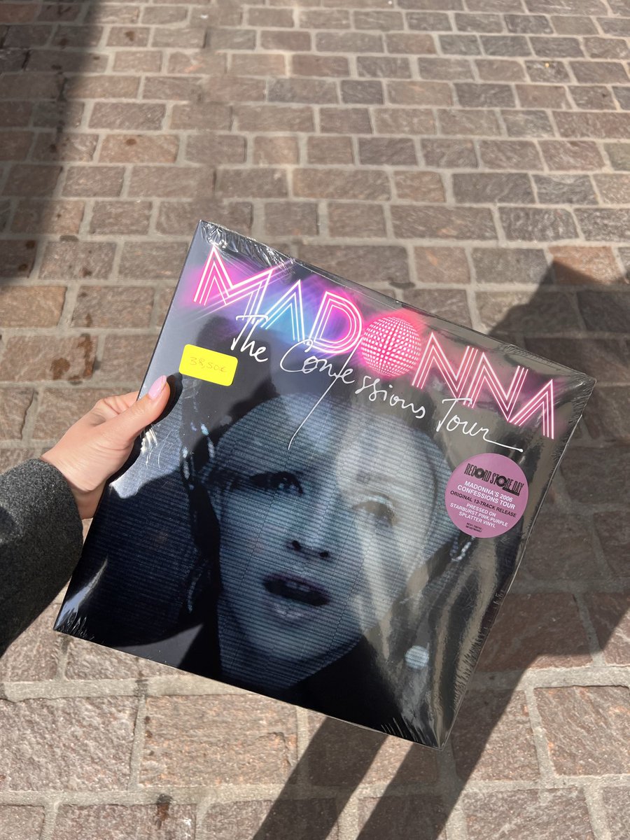 Carole_AnneDbs's tweet photo. Hier j’ai réussi à avoir le vinyl de Madonna au record day, il est sublime https://t.co/InL88wtR9I