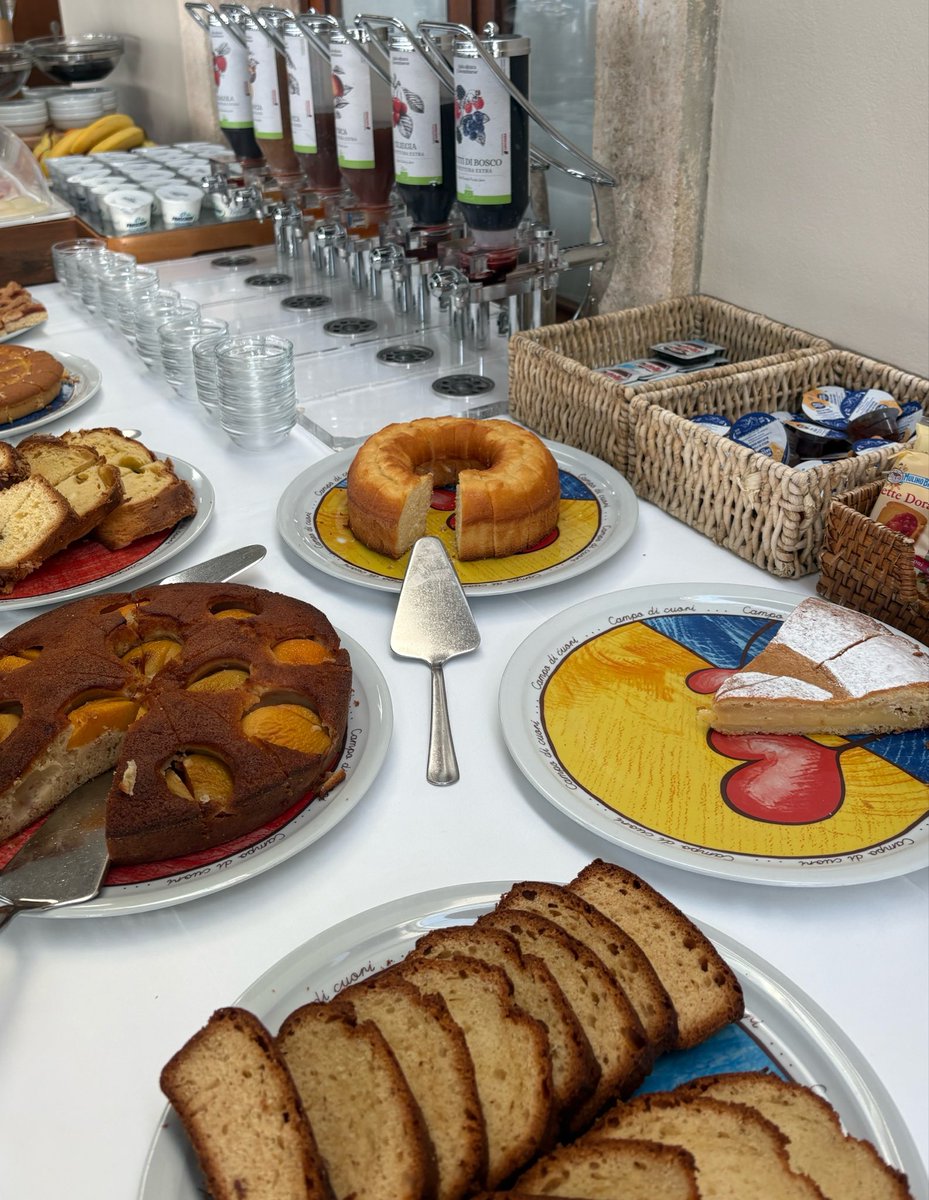 Herrmaennchen's tweet image. Guten Morgen Ihr Lieben. Hier in #Italien frühstückt man gerne süß.