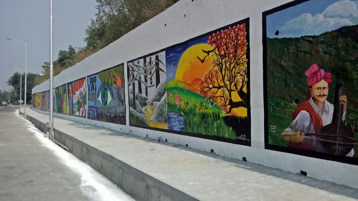 gemsofbabus_'s tweet image. India has spent ₹1.5 lakh crore on Smart Cities over the last 10 years. Yes, ₹1.5 lakh crore.

And this is the Avg Smart City starter pack:

&amp;gt; I ❤️ XYZ
&amp;gt; Wall paintings
&amp;gt; “Best out of Waste” statues
&amp;gt; Tricolour lights that stop working in a few months

In most places, people