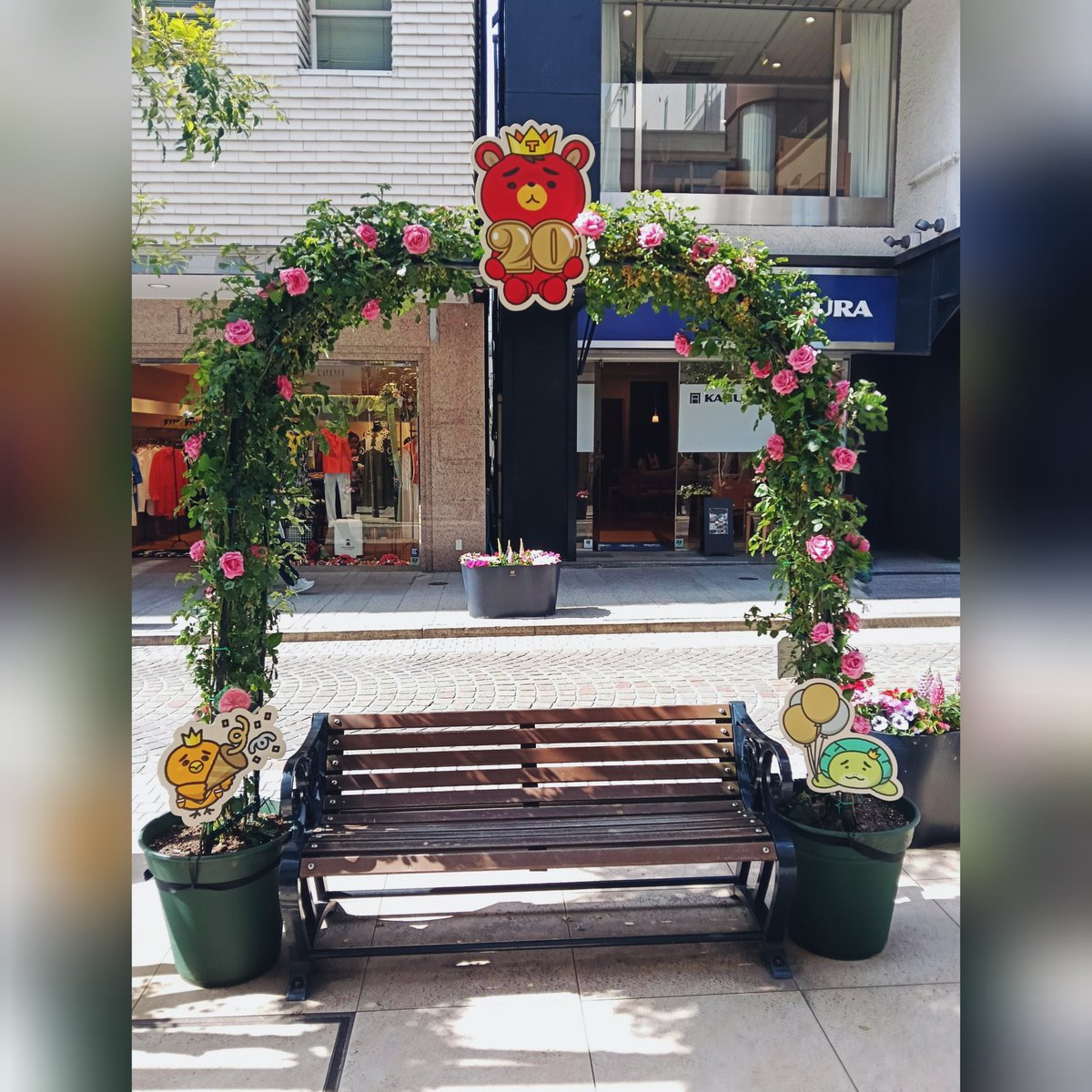 元町へ🚶
POMPADOURのパンを買ってふとレジ前にアイスの文字を発見🍦
昼間は暑いから購入するビギさんはアイス買って元町のベンチで食べてもいいかもー🫰
アイスのポップ広告に気づくのが遅くなったけど私がそうしたかった😋
#元町
#ポンパドール
#東方神起