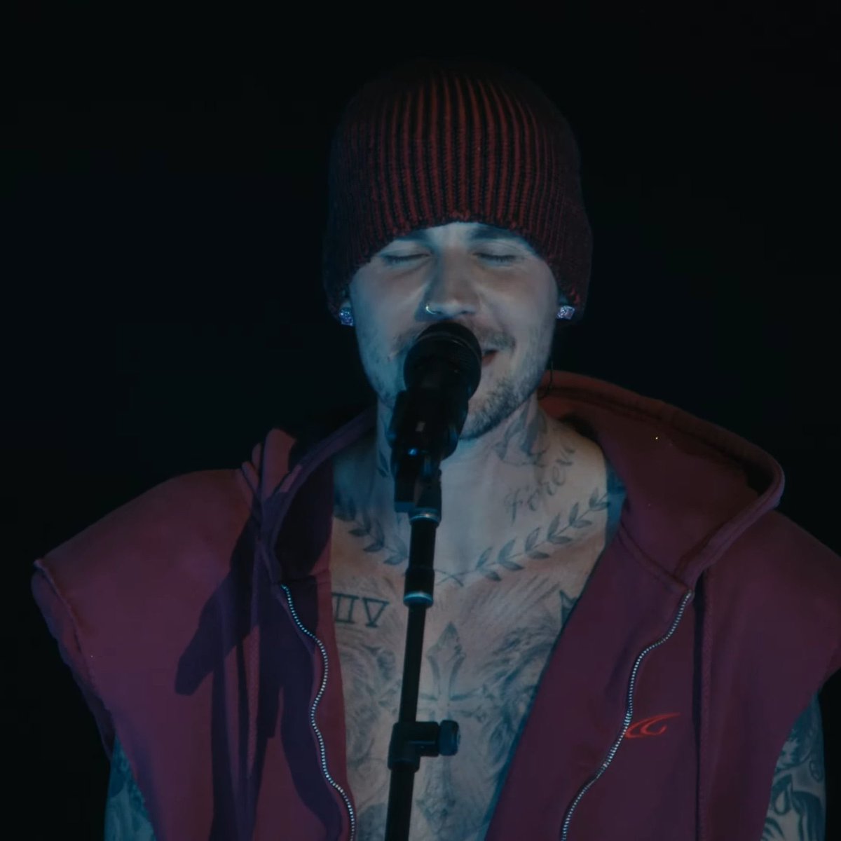 Ele cantando de olho fechado literalmente com o coração