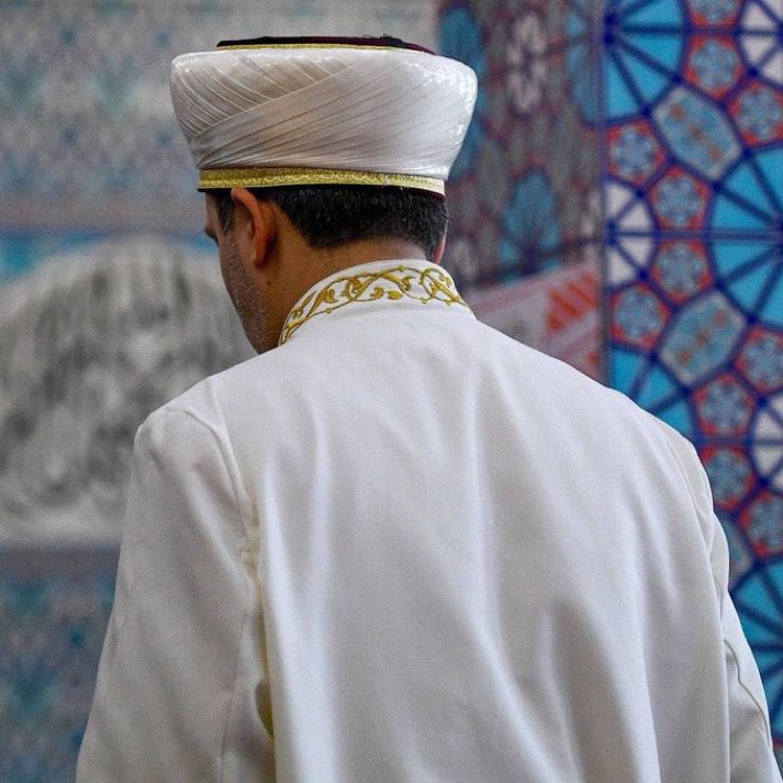 ⚠️ Diyarbakır Kulp'ta köy imamı Mehmet Latif Y., iddiaya göre 18 yaşındaki M.Y. isimli genç kıza sistematik olarak cinsel istismarda bulundu. 

Olay, M.Y.’nin bir polis ile resmi nikah kıyacağı süreçte ortaya çıktı.

M.Y. ile imam arasında geçen bir diyaloğun ses kaydı:

🗣️ M.Y.: