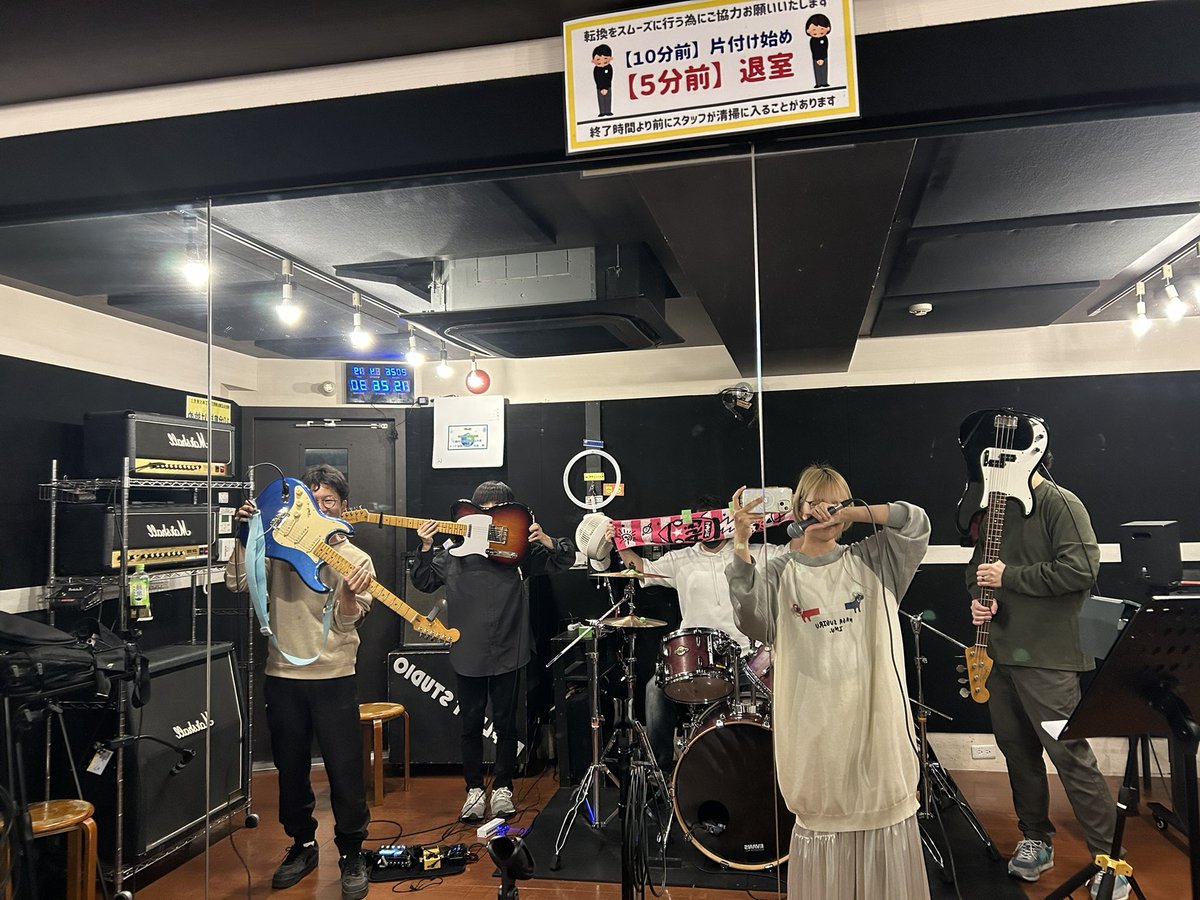 CHOPIN_sing's tweet photo. 第二文芸部バンド、スタジオ練習終わり！
今日は忘れずに写真撮れた📷
次は労基〜〜 https://t.co/UXmRdxDEkm