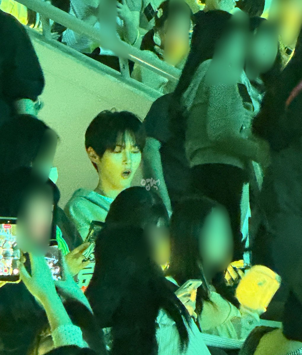 영._.석 tweet media