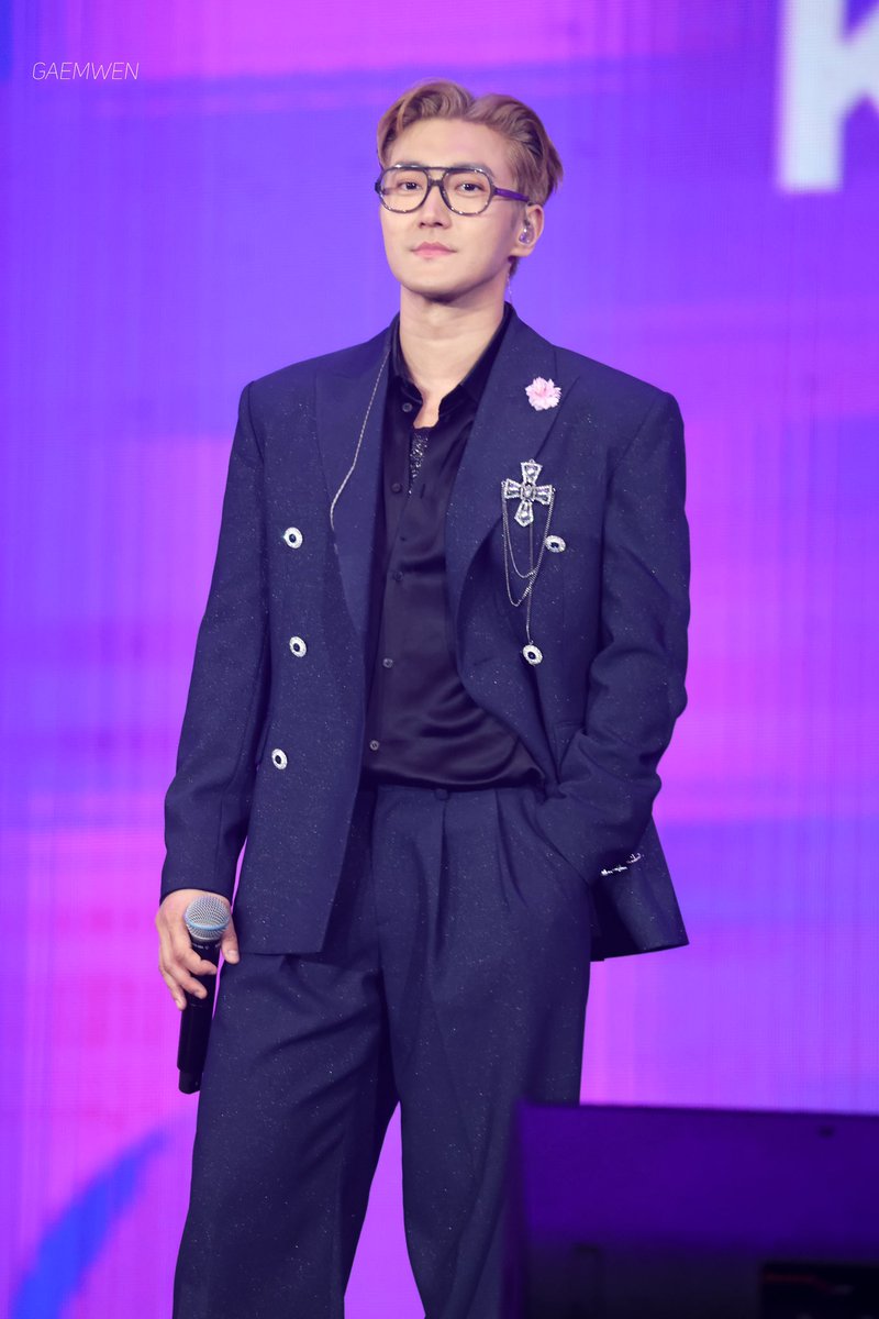 asriprahesti's tweet image. One year ago today, we lost a legendary look that was only here for a blink of an eye - that majestic hair that lasted only two days. 💔🥺🥲

@siwonchoi

#Siwon #SiwonChoi #SiwonBlondeHair #SuperJunior
