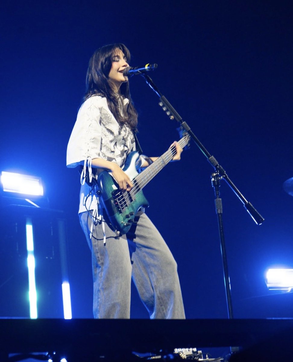 ale daily pics 🎸 (@alevdaily) / Posts / X