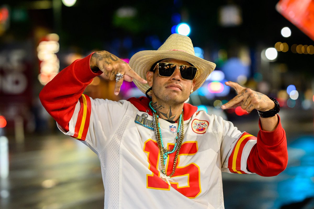 jasonmoodytx's tweet image. My Saturday photowalk was on 6th street in Austin with a little rain, some reflections, and lots of people. #streetphotography #austin #nikonzf