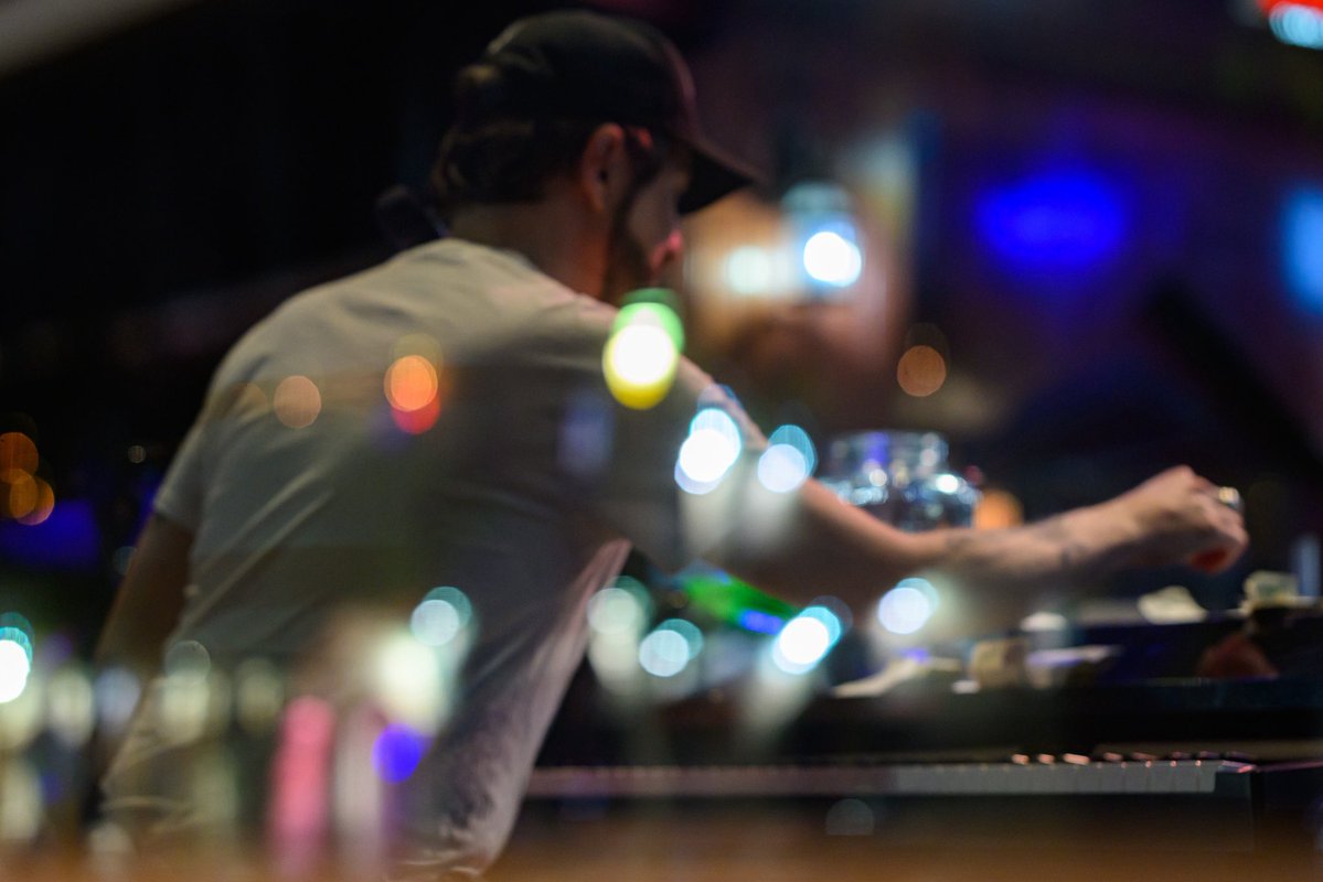 jasonmoodytx's tweet image. My Saturday photowalk was on 6th street in Austin with a little rain, some reflections, and lots of people. #streetphotography #austin #nikonzf