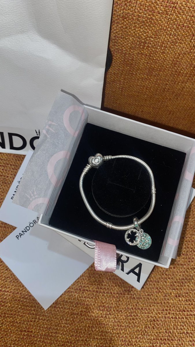 bibimbap604's tweet image. WTS | Pandora bracelet uk 17 + dangle charm four leaf clover (ada engrave anything is possible di belakangnya) lengkap box + paper bag (price on dm!)

boleh beli terpisah, kindly ask on dm yaa! dom bekasi jaktim bisa ketemu

#wts #wtb #pandora #wtspandora #zonauang