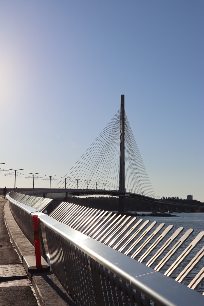 lappami's tweet photo. Olihan se heti tänään suunnattava Kruunuvuorensillalle kävelemään silta edestakaisin. Hieno on silta ja korkealta avautuvat maisemat moneen suuntaan ovat upeat. #merihelsinki https://t.co/Gfh7xzYiq7